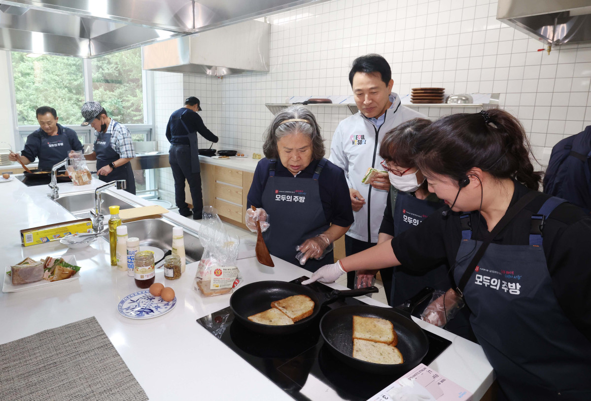 ▲오세훈 서울시장이 14일 서울 중구 해든센터에서 열린 ‘공공임대주택 해든집’ 입주 축하행사에서 입주민들이 샌드위치를 만드는 모습을 살펴보고 있다. ‘해든집’은 ‘해가 드는 집, 희망이 스며드는 집’이라는 뜻으로 ‘남대문 쪽방촌(양동구역 제11·12지구)’ 주민들을 위해 새롭게 지어진 보금자리다. 해든집은 지난달 초부터 입주를 시작해 현재까지 142세대가 둥지를 틀었다. 신태현 기자 holjjak@