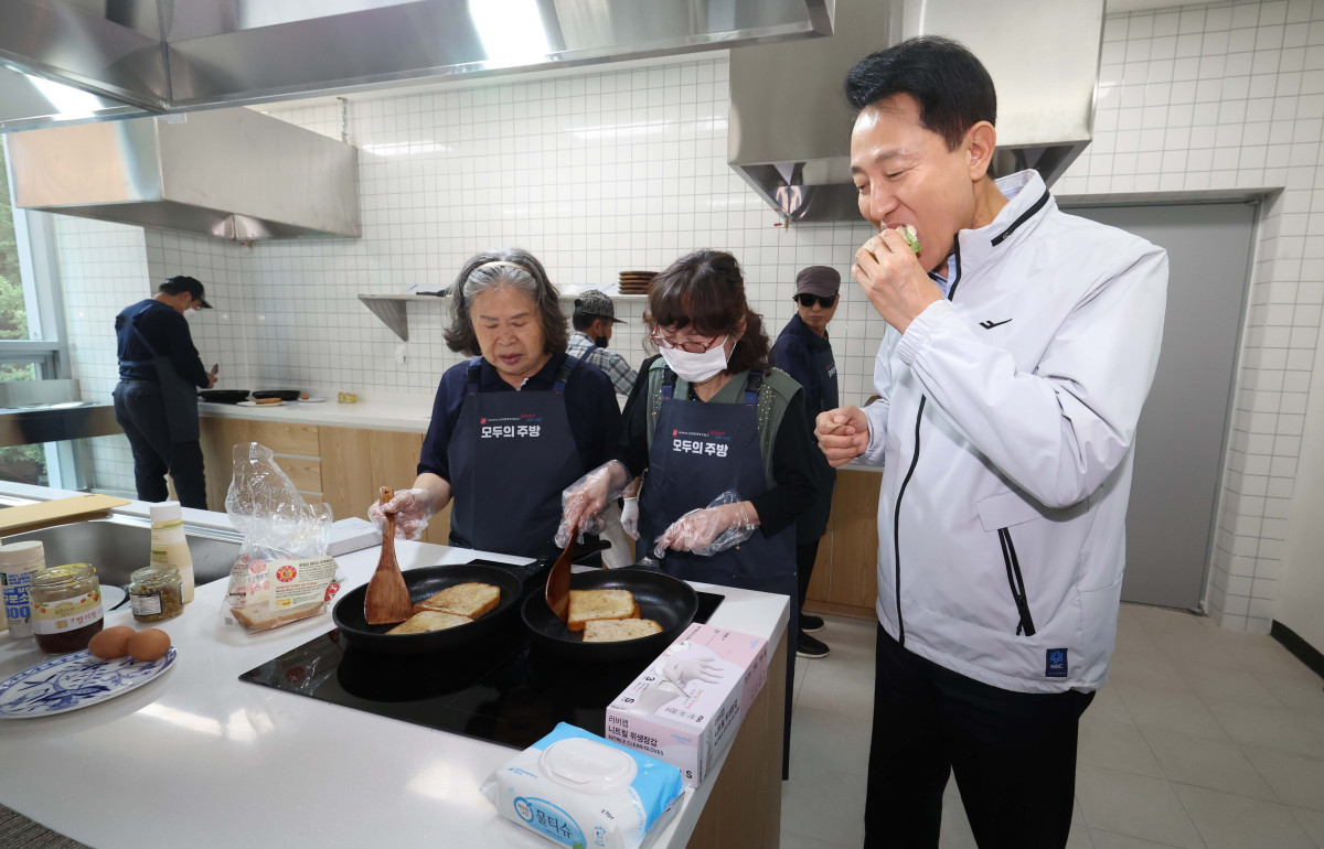 ▲오세훈 서울시장이 14일 서울 중구 해든센터에서 열린 ‘공공임대주택 해든집’ 입주 축하행사에서 입주민들이 만든 샌드위치를 맛보고 있다. ‘해든집’은 ‘해가 드는 집, 희망이 스며드는 집’이라는 뜻으로 ‘남대문 쪽방촌(양동구역 제11·12지구)’ 주민들을 위해 새롭게 지어진 보금자리다. 해든집은 지난달 초부터 입주를 시작해 현재까지 142세대가 둥지를 틀었다. 신태현 기자 holjjak@