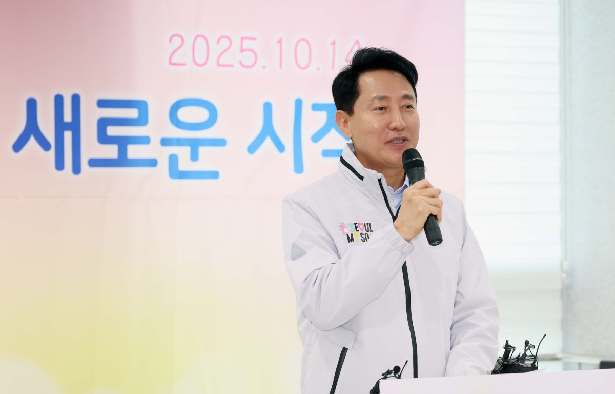 ▲오세훈 서울시장이 14일 서울 중구 해든센터에서 열린 ‘공공임대주택 해든집’ 입주 축하행사에서 인사말을 하고 있다. ‘해든집’은 ‘해가 드는 집, 희망이 스며드는 집’이라는 뜻으로 ‘남대문 쪽방촌(양동구역 제11·12지구)’ 주민들을 위해 새롭게 지어진 보금자리다. 해든집은 지난달 초부터 입주를 시작해 현재까지 142세대가 둥지를 틀었다. 신태현 기자 holjjak@