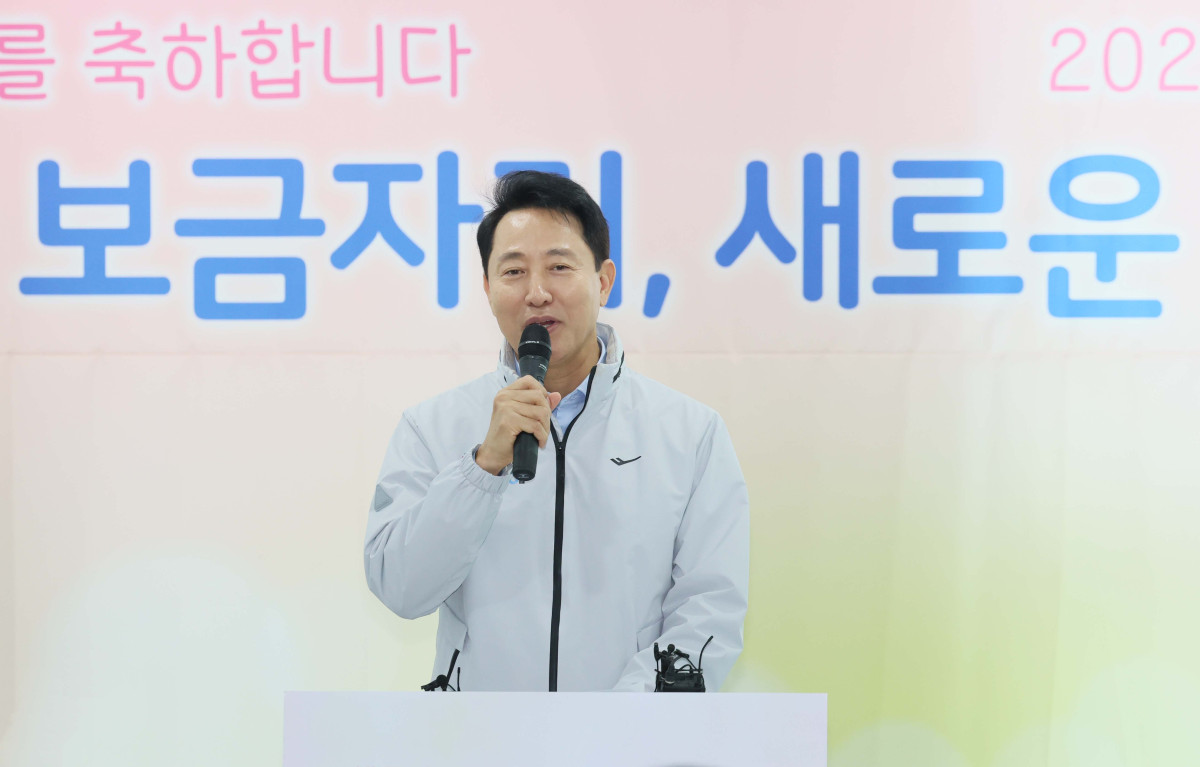 ▲오세훈 서울시장이 14일 서울 중구 해든센터에서 열린 ‘공공임대주택 해든집’ 입주 축하행사에서 인사말을 하고 있다. ‘해든집’은 ‘해가 드는 집, 희망이 스며드는 집’이라는 뜻으로 ‘남대문 쪽방촌(양동구역 제11·12지구)’ 주민들을 위해 새롭게 지어진 보금자리다. 해든집은 지난달 초부터 입주를 시작해 현재까지 142세대가 둥지를 틀었다. 신태현 기자 holjjak@