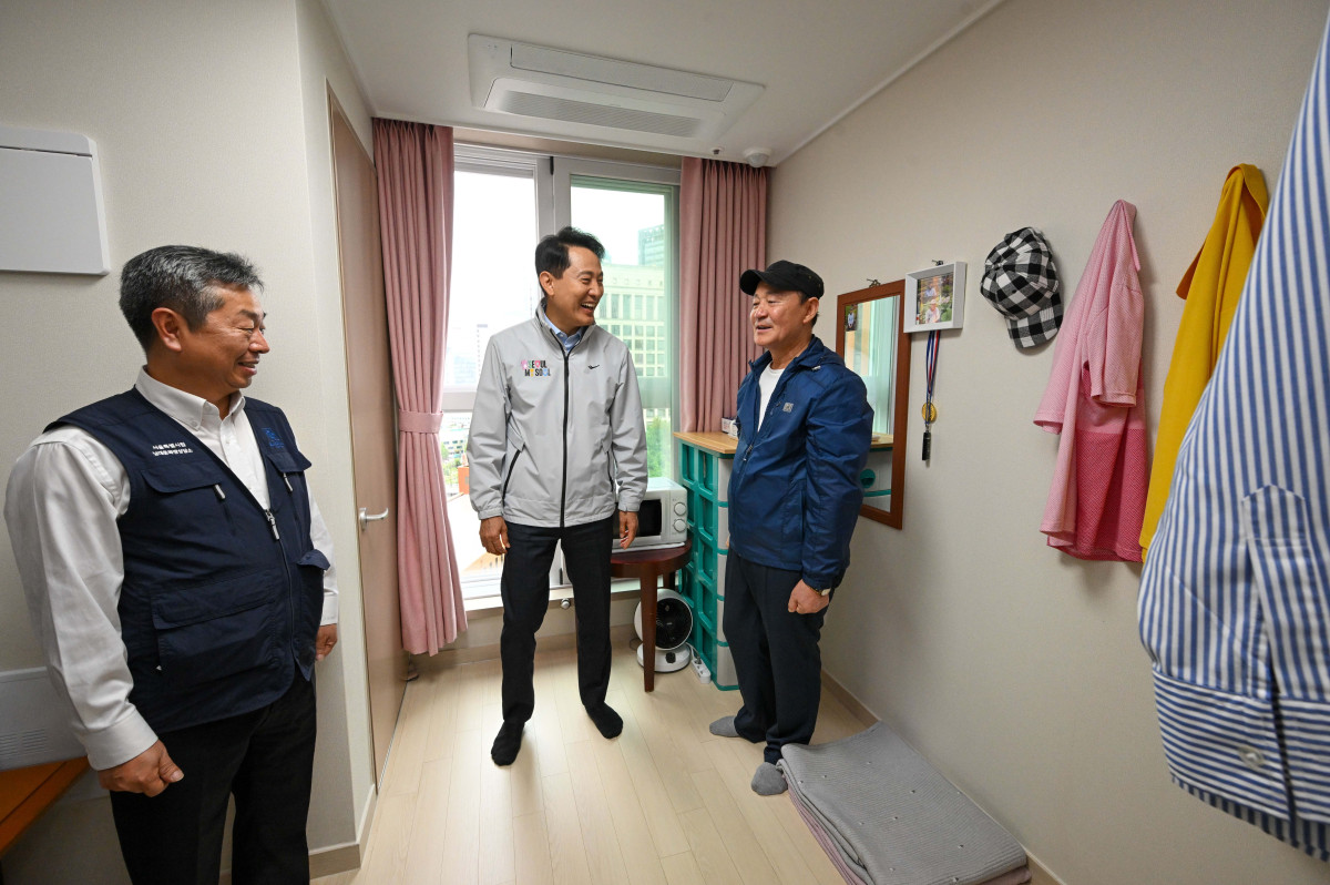 ▲오세훈 서울시장이 14일 서울 중구 해든센터에서 열린 ‘공공임대주택 해든집’ 입주 축하행사에서 입주민 김옥채(64)씨 자택을 방문하고 있다. ‘해든집’은 ‘해가 드는 집, 희망이 스며드는 집’이라는 뜻으로 ‘남대문 쪽방촌(양동구역 제11·12지구)’ 주민들을 위해 새롭게 지어진 보금자리다. 해든집은 지난달 초부터 입주를 시작해 현재까지 142세대가 둥지를 틀었다. 신태현 기자 holjjak@