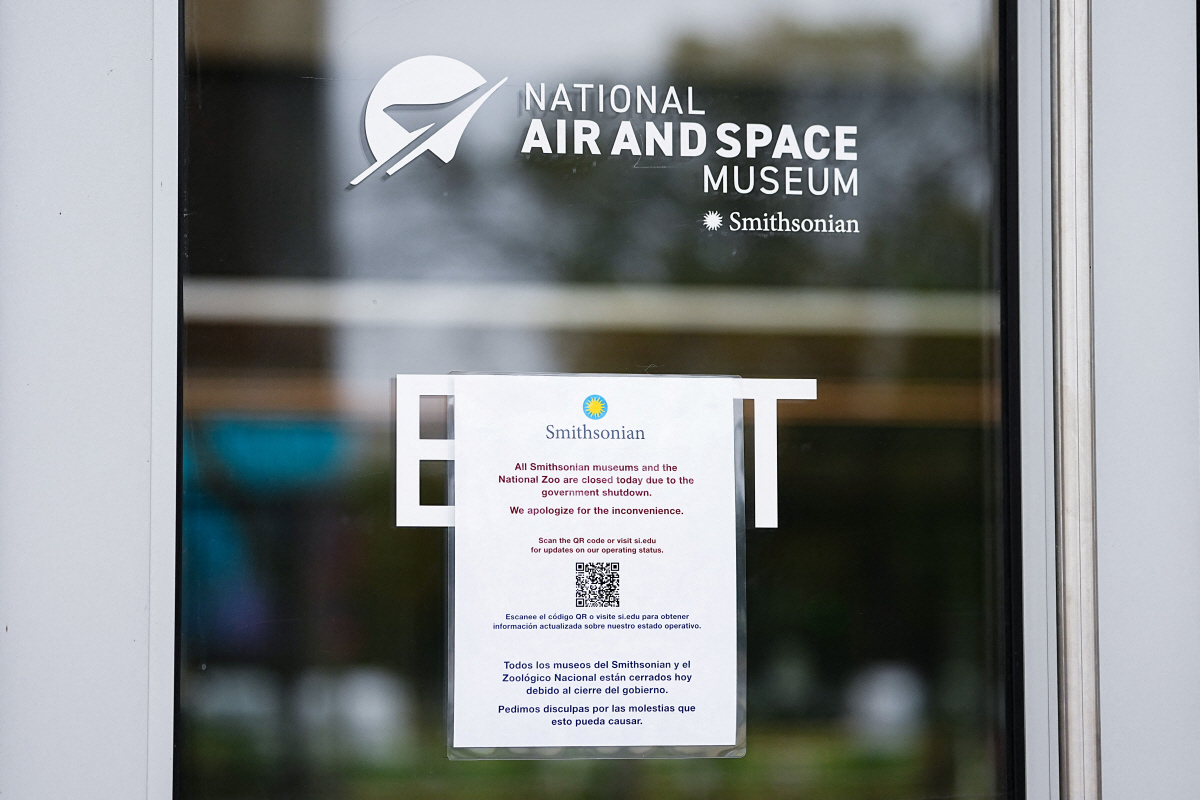 ▲12일(현지시간) 미국 워싱턴 D.C. 스미소니언 국립 항공 우주 박물관 입구에 문을 닫았음을 알리는 안내판이 게시돼 있다.  (워싱턴D.C./로이터연합뉴스)