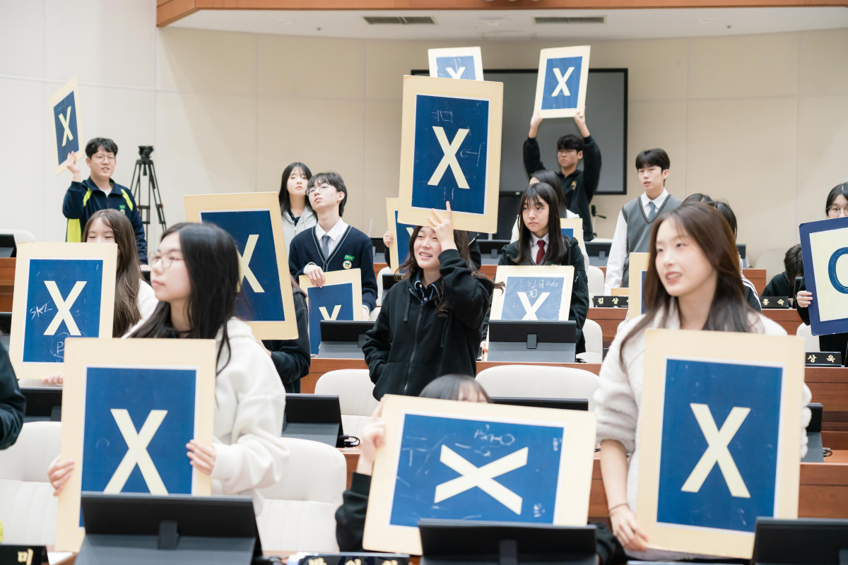 ▲용인 서원중 학생들이 용인특례시의회 방문 통해 지방자치와 민주주의의 가치 직접 체험했다. (용인특례시의회)