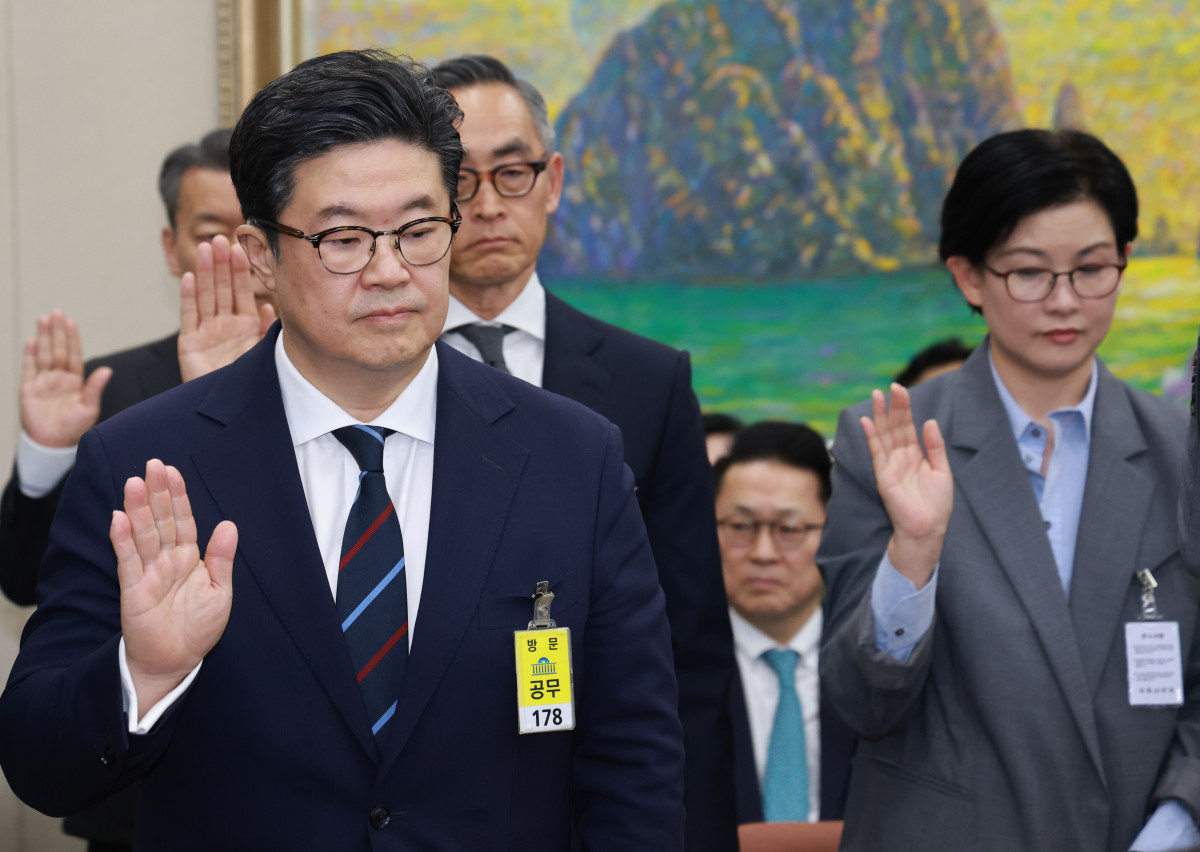 ▲<YONHAP PHOTO-4313> 선서하는 김병주 MBK 회장    (서울=연합뉴스) 신현우 기자 = 김병주 MBK파트너스 회장(왼쪽)이 14일 서울 여의도 국회에서 열린 공정거래위원회, 개인정보보호위원회 등에 대한 정무위원회 국정감사에서 선서하고 있다. 2025.10.14    nowwego@yna.co.kr/2025-10-14 15:19:12/<저작권자 ⓒ 1980-2025 ㈜연합뉴스. 무단 전재 재배포 금지, AI 학습 및 활용 금지> (연합뉴스)