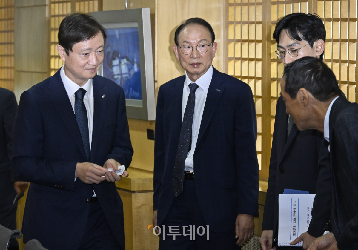 ▲이찬진(왼쪽) 금융감독원장이 14일 서울 서대문구 한국공인회계사회에서 열린 금융감독원장-회계법인 CEO 간담회에 참석하며 참석자들과 인사를 하고 있다. 조현호 기자 hyunho@