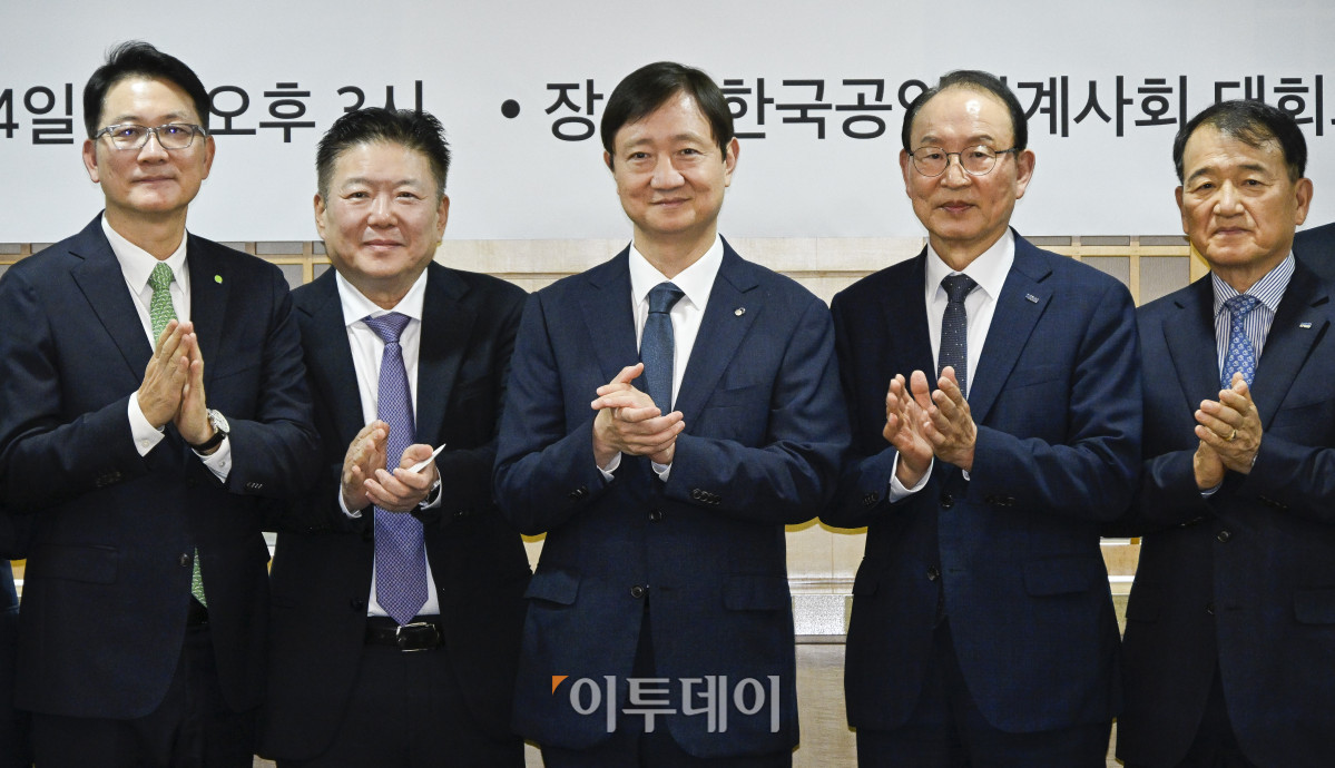 ▲이찬진(가운데) 금융감독원장이 14일 서울 서대문구 한국공인회계사회에서 열린 금융감독원장-회계법인 CEO 간담회에서 참석자들과 기념촬영을 하고 있다. 조현호 기자 hyunho@