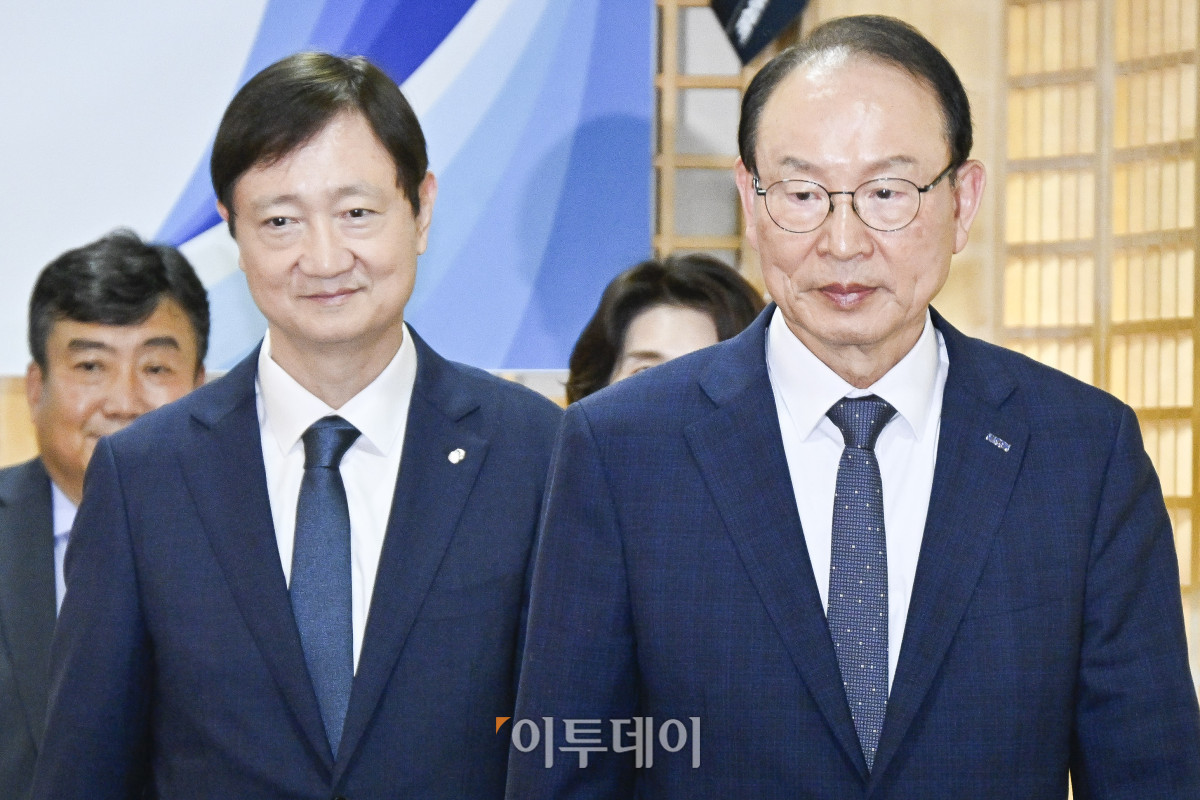 ▲이찬진(왼쪽) 금융감독원장과 최운열 한국공인회계사회 회장이 14일 서울 서대문구 한국공인회계사회에서 열린 금융감독원장-회계법인 CEO 간담회에서 기념촬영을 마친 뒤 자리로 이동하고 있다. 조현호 기자 hyunho@