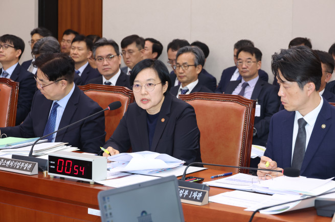 ▲한성숙 중소벤처기업부 장관이 14일 서울 여의도 국회에서 열린 산업통상자원중소벤처기업위원회의 중소벤처기업부 등 국정감사에서 의원 질의에 답하고 있다. 2025.10.14. (뉴시스)