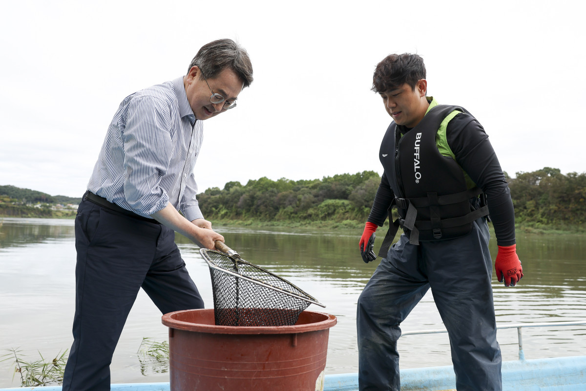 ▲김동연 경기도지사가 14일 한탄강에서 청년어부 김은범 씨와 함께 그물을 이용해 내수면 어업 현장을 점검하고 있다. (경기도)
