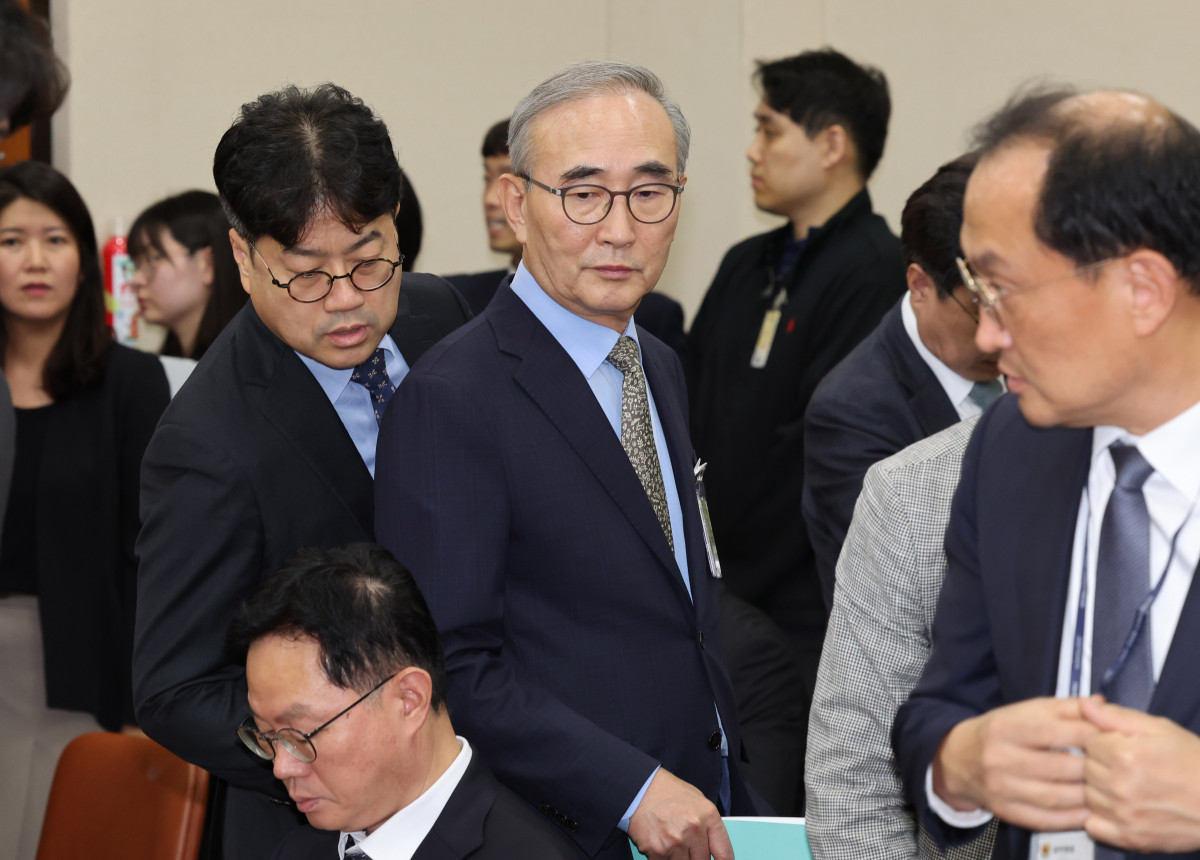 ▲김영섭 KT 대표이사가 14일 오후 서울 여의도 국회에서 열린 정무위원회 국정감사에 증인으로 출석하고 있다.  (뉴시스)