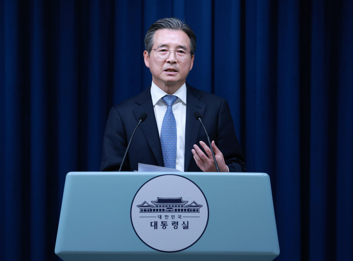 ▲김용범 정책실장이 1일 서울 용산 대통령실 청사에서 샘 알트만 오픈AI CEO 접견 관련 브리핑을 하고 있다. 오른쪽은 하정우 AI미래기획수석. 2025.10.01.  (뉴시스)