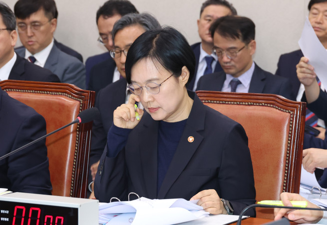 ▲한성숙 중소벤처기업부 장관이 14일 서울 여의도 국회에서 열린 산업통상자원중소벤처기업위원회의 중소벤처기업부 등 국정감사에서 안경을 고쳐 쓰고 있다. 2025.10.14. (뉴시스)