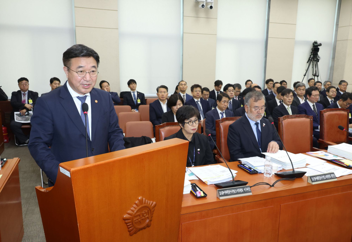 ▲ 윤호중 행정안전부 장관이 14일 서울 여의도 국회에서 열린 행정안전위원회의 행정안전부 등 국정감사에서 업무보고를 하고 있다. (뉴시스)