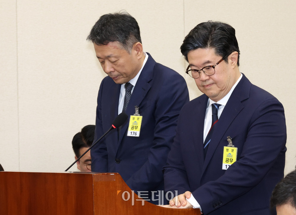 ▲김병주(오른쪽) MBK파트너스 회장과 김광일 홈플러스 대표가 14일 서울 여의도 국회에서 열린 정무위원회 국정감사에서 증인으로 출석해 의원 질의에 답하고 있다. 고이란 기자 photoeran@