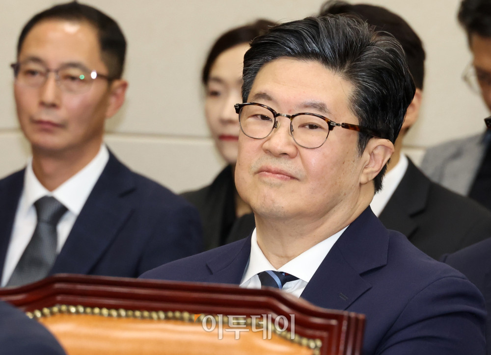 ▲김병주 MBK파트너스 회장이 14일 서울 여의도 국회 정무위원회 국정감사에서 증인으로 출석하고 있다. 고이란 기자 photoeran@