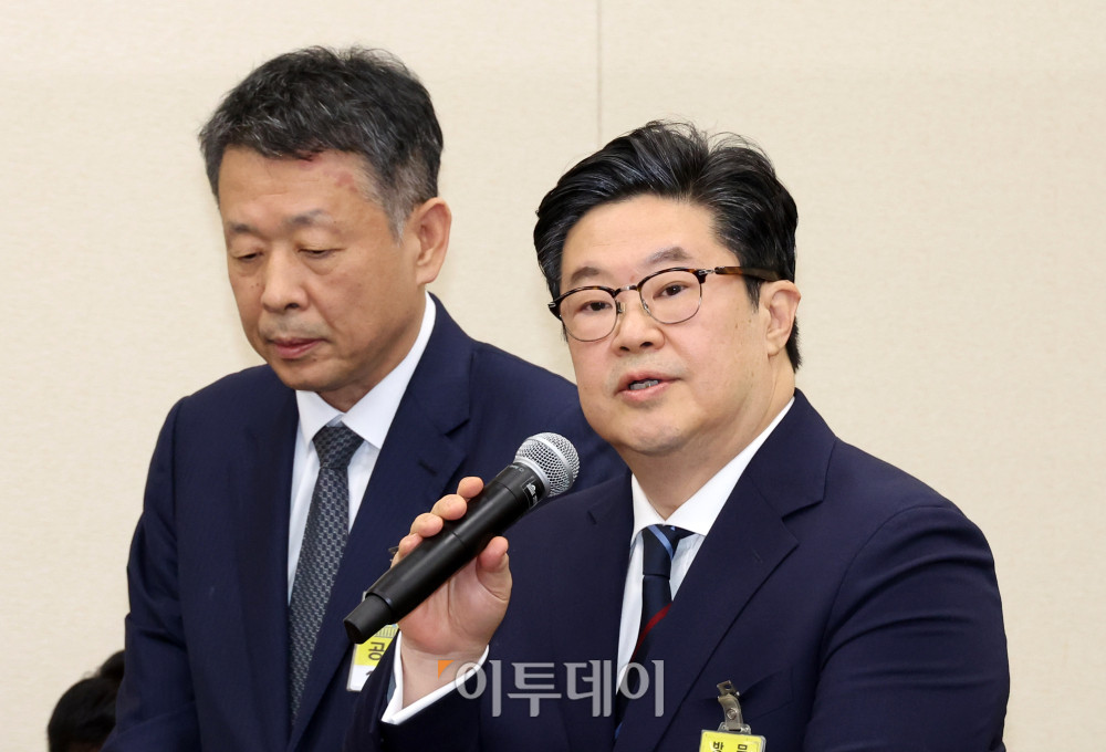 ▲김병주(오른쪽) MBK파트너스 회장과 김광일 홈플러스 대표가 14일 서울 여의도 국회에서 열린 정무위원회 국정감사에서 증인으로 출석해 의원 질의에 답하고 있다. 고이란 기자 photoeran@