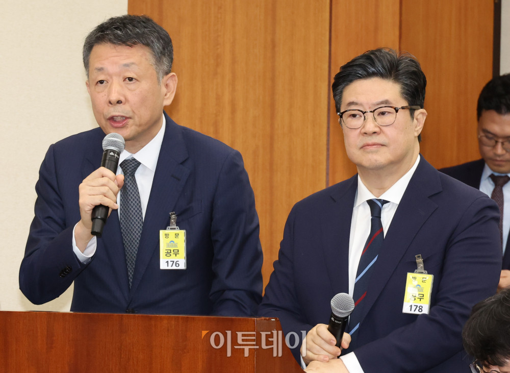 ▲김광일(왼쪽) 홈플러스 대표와 김병주 MBK파트너스 회장이 14일 서울 여의도 국회 정무위원회 국정감사에서 증인으로 출석해 의원 질의에 답하고 있다. 고이란 기자 photoeran@