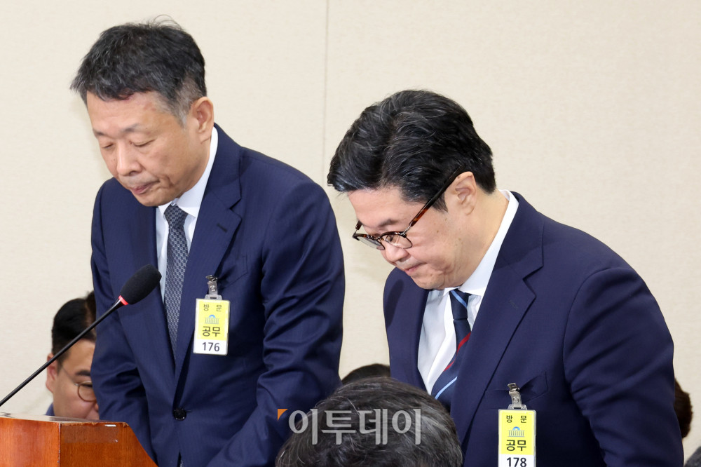 ▲김병주(오른쪽) MBK파트너스 회장과 김광일 홈플러스 대표가 14일 서울 여의도 국회에서 열린 정무위원회 국정감사에서 증인으로 출석해 인사하고 있다. 고이란 기자 photoeran@