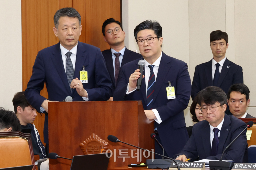 ▲김병주(오른쪽) MBK파트너스 회장과 김광일 홈플러스 대표가 14일 서울 여의도 국회 정무위원회 국정감사에서 증인으로 출석해 의원 질의에 답하고 있다. 고이란 기자 photoeran@