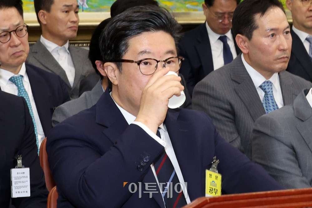 ▲김병주 MBK파트너스 회장이 10월 14일 서울 여의도 국회에서 열린 정무위원회 국정감사에서 물을 마시고 있다. 고이란 기자 photoeran@