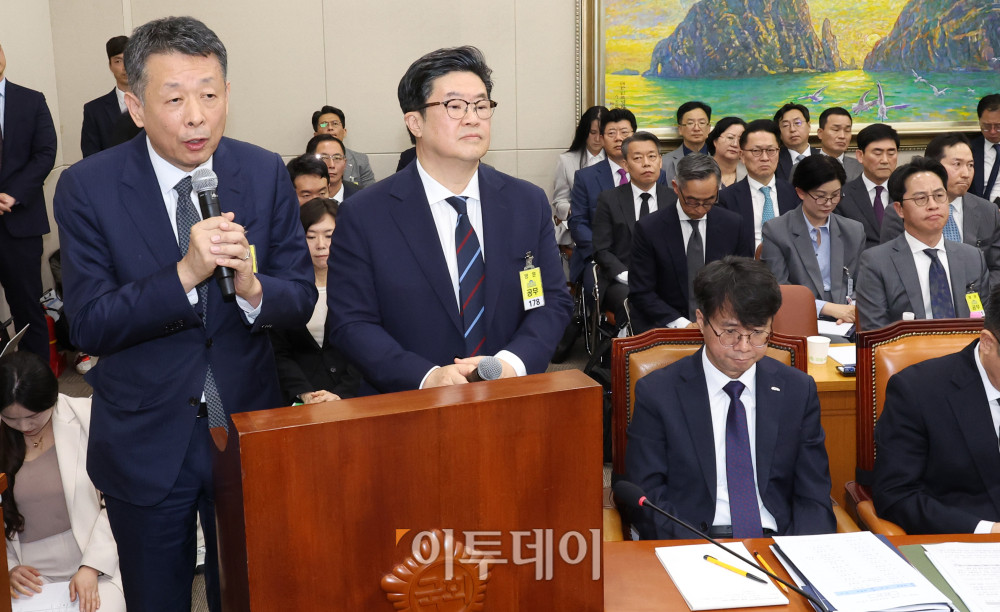 ▲김광일(왼쪽) 홈플러스 대표와 김병주 MBK파트너스 회장이 14일 서울 여의도 국회 정무위원회 국정감사에서 증인으로 출석해 의원 질의에 답하고 있다. 고이란 기자 photoeran@