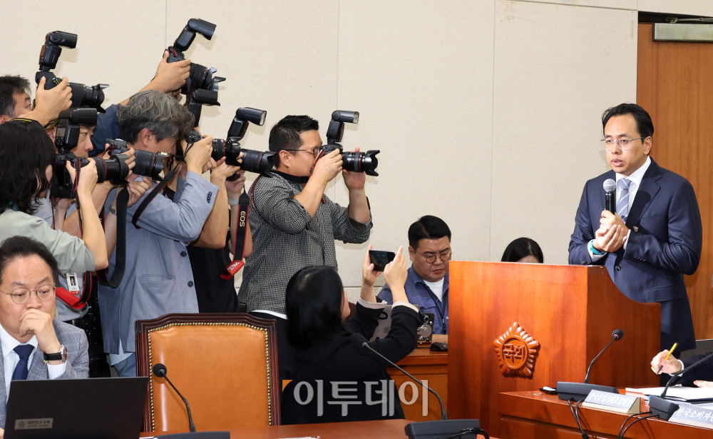 ▲김범석 우아한형제들 대표가 14일 서울 여의도 국회에서 열린 정무위원회 국정감사에서 증인으로 출석해 의원 질의에 답하고 있다. 고이란 기자 photoeran@