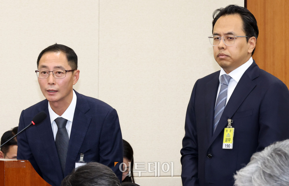 ▲김명규(왼쪽) 쿠팡이츠 대표와 김범석 우아한형제들 대표가 14일 서울 여의도 국회에서 열린 정무위원회 국정감사에서 증인으로 출석해 의원 질의에 답하고 있다. 고이란 기자 photoeran@