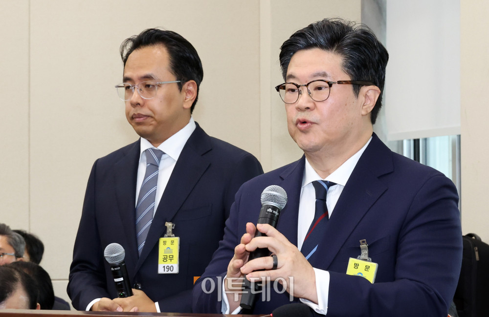 ▲김병주(오른쪽) MBK파트너스 회장과 김범석 우아한형제들 대표가 14일 서울 여의도 국회 정무위원회 국정감사에서 증인으로 출석해 발언을 하고 있다. 고이란 기자 photoeran@