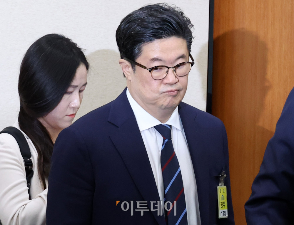 ▲김병주 MBK파트너스 회장이 14일 서울 여의도 국회에서 열린 정무위원회 국정감사에서 증인으로 출석하고 있다. 고이란 기자 photoeran@