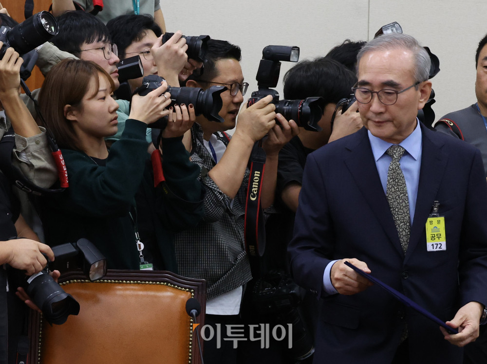 ▲김영섭 KT 대표가 14일 서울 여의도 국회에서 열린 정무위원회 국정감사에서 증인선서를 마치고 윤한홍 위원장에게 선언문을 전달하기 위해 이동하고 있다. 고이란 기자 photoeran@