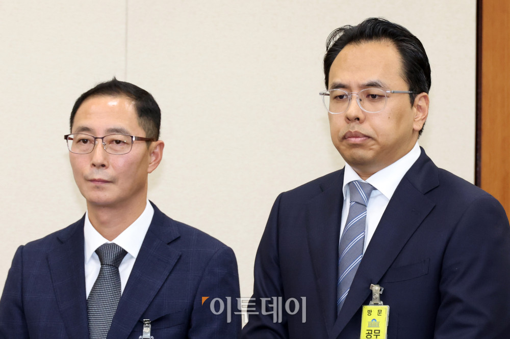 ▲김범석(오른쪽) 우아한형제들 대표와 김명규 쿠팡이츠 대표가 14일 서울 여의도 국회에서 열린 정무위원회 국정감사에서 증인으로 출석하고 있다. 고이란 기자 photoeran@