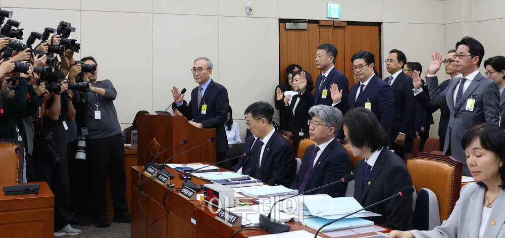 ▲김영섭 KT 대표가 14일 서울 여의도 국회에서 열린 정무위원회 국정감사에서 김광일 홈플러스 대표, 김병주 MBK파트너스 회장, 김범석 우아한형제들 대표, 김명규 쿠팡이츠 대표, 조좌진 롯데카드 대표 등 참석자들과 증인선서를 하고 있다. 고이란 기자 photoeran@
