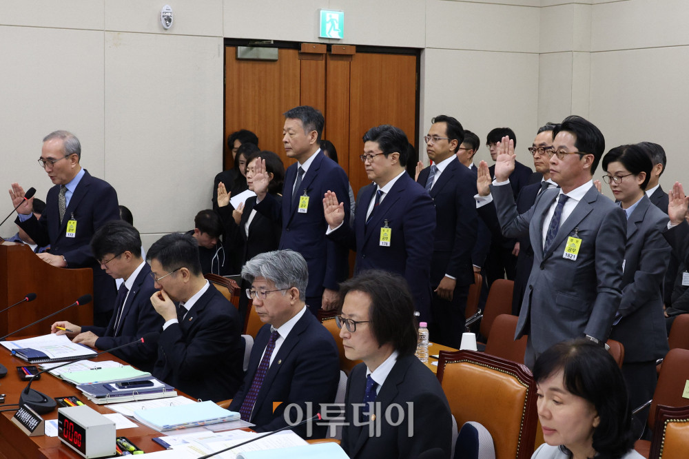 ▲김영섭 KT 대표가 14일 서울 여의도 국회에서 열린 정무위원회 국정감사에서 김광일 홈플러스 대표, 김병주 MBK파트너스 회장, 김범석 우아한형제들 대표, 김명규 쿠팡이츠 대표, 조좌진 롯데카드 대표 등 참석자들과 증인선서를 하고 있다. 고이란 기자 photoeran@