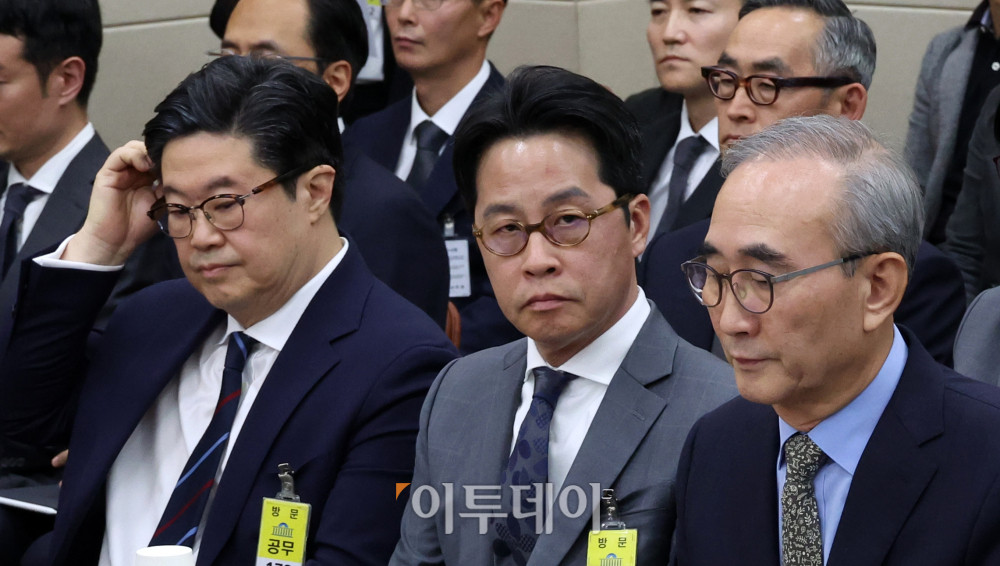 ▲김영섭(오른쪽부터) KT 대표, 조좌진 롯데카드 대표, 김병주 MBK파트너스 회장이 14일 서울 여의도 국회에서 열린 정무위원회 국정감사에서 증인으로 출석하고 있다. 고이란 기자 photoeran@