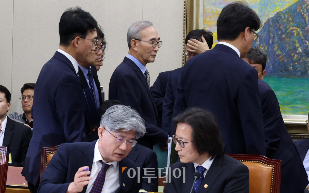 ▲김영섭 KT 대표가 14일 서울 여의도 국회에서 열린 정무위원회 국정감사에서 증인으로 출석하고 있다. 앞줄 오른쪽은 주병기 공정거래 위원장과 남동일 부위원장. 고이란 기자 photoeran@