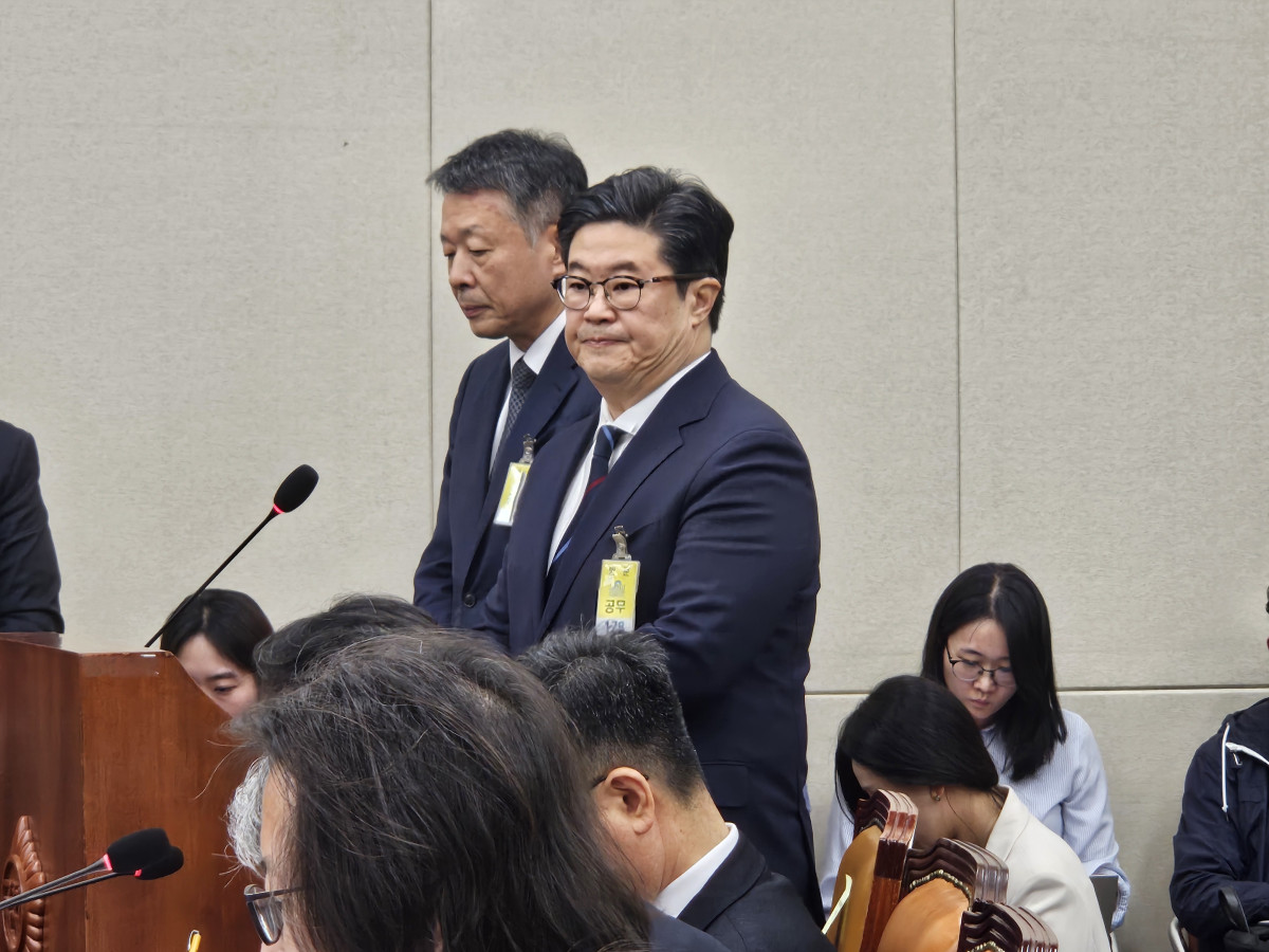 ▲국회 국정감사 기간이었던 지난 10월, 공식 회의장에서 여러 인사들이 모여 자료를 검토하고 회의를 진행하고 있다. (문현호 기자 m2h@)