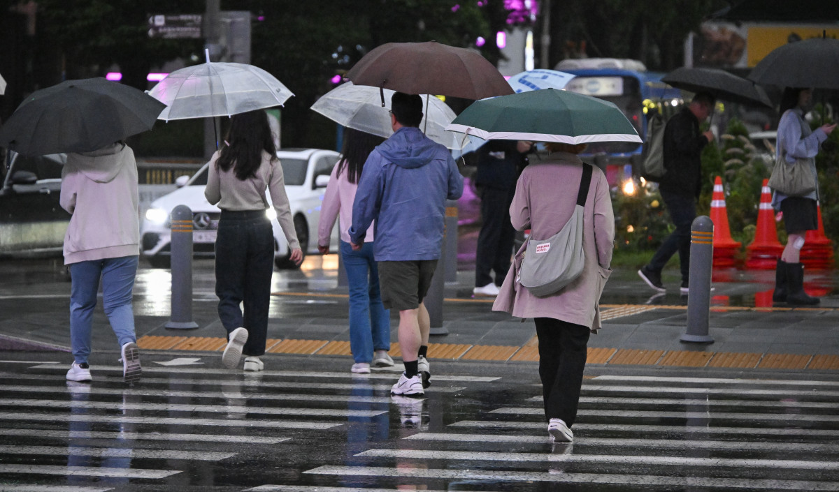 ▲전국 대부분 지역에 비가 내리는 10일 서울 종로구 광화문역 일대에서 우산을 쓴 직장인들이 비를 피해 출근길 발걸음을 재촉하고 있다. (조현호 기자 hyunho@)