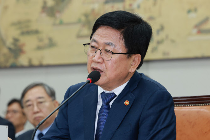 ▲14일 서울 영등포구 여의도 국회에서 열린 교육부, 국가교육위원회 등에 대한 교육위원회 국정감사에서 최교진 교육부 장관이 의원 질의에 답하고 있다.  (연합뉴스)