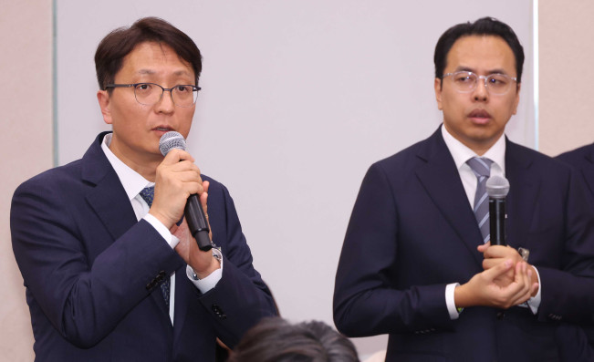 ▲박대준(왼쪽) 쿠팡 대표가 14일 서울 여의도 국회 산업통상자원중소벤처기업위원회에서 열린 중소벤처기업부 등 국정감사에서 의원의 질의에 답변하고 있다. 오른쪽은 김범석 우아한형제들 대표. (뉴시스)