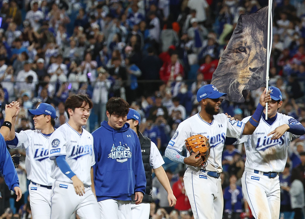 ▲14일 대구 삼성라이온즈파크에서 열린 2025 KBO 프로야구 포스트시즌 준플레이오프 4차전 SSG 랜더스와 삼성 라이온즈의 경기. 5-2로 승리한 삼성 디아즈가 사자 깃발을 들고 기뻐하고 있다.  (연합뉴스)