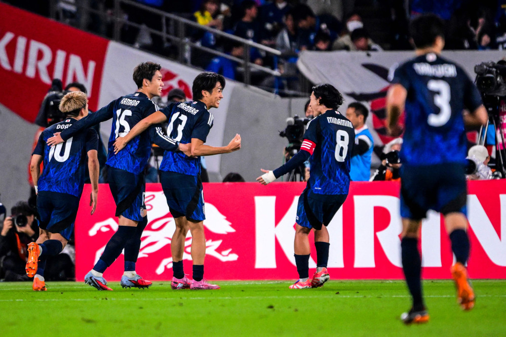 ▲14일 일본 도쿄도 조후시에 위치한 도쿄 스타디움에서 열린 일본과 브라질의 축구대표팀 간 국제 친선경기에서 득점 후 동료들과 함께 기뻐하는 일본의 게이토 나카무라(왼쪽 세 번째). (AFP/연합뉴스)