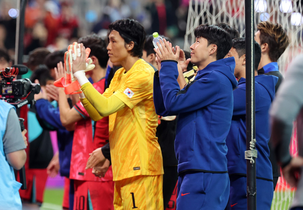 ▲14일 서울 마포구 서울월드컵경기장에서 열린 한국과 파라과이 축구 대표팀의 친선경기.    주장 손흥민을 비롯한 선수들이 경기장을 찾은 축구 팬들에게 인사하고 있다. (연합뉴스)