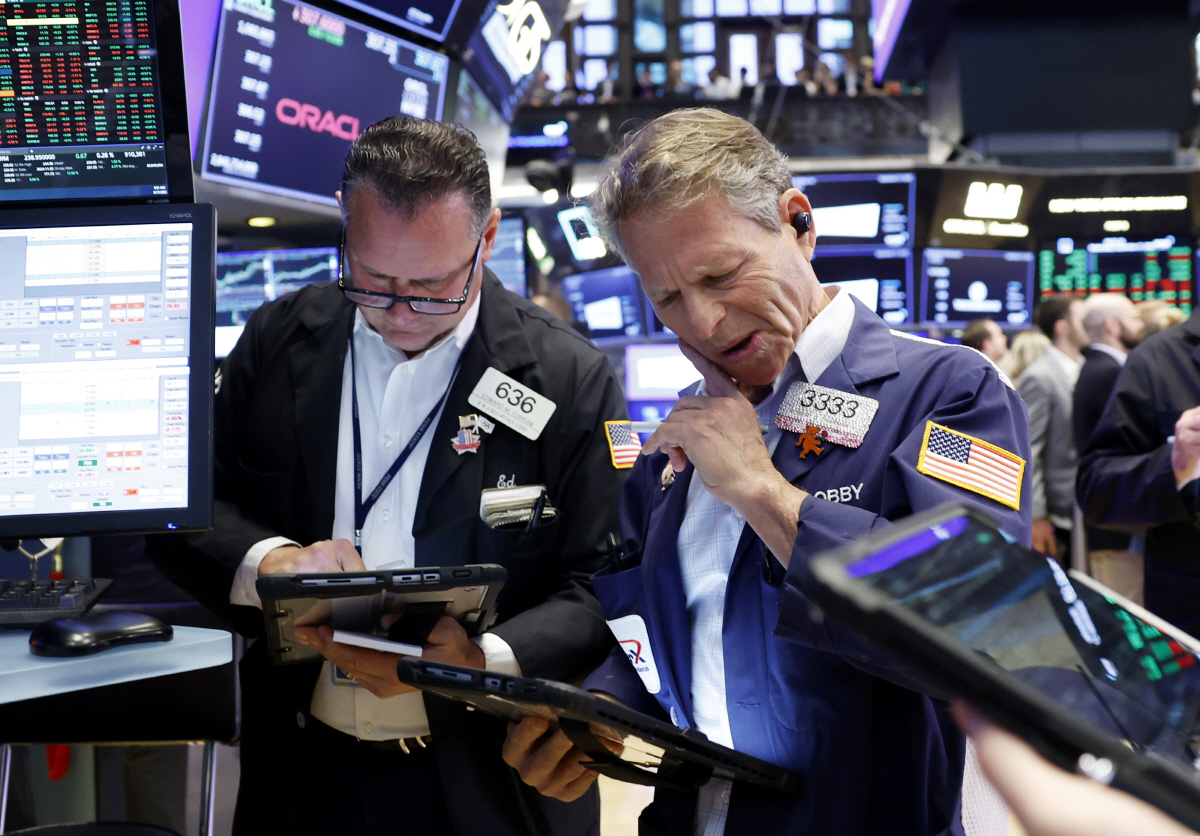 ▲미국 뉴욕증권거래소(NYSE)에서 트레이더들이 작업하고 있다.  (뉴욕/UPI연합뉴스)