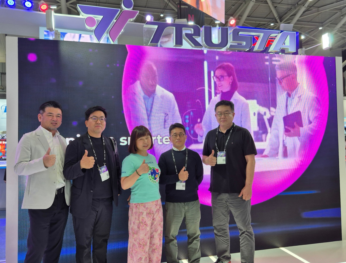 ▲ 지난 5월 열린 컴퓨텍스 2025에서 대만 SSD 모듈 기업 에이데이터(ADATA)가 파두와 협력해 기업용 SSD 브랜드 ‘트러스타(TRUSTA)’를 새롭게 런칭했다. (왼쪽부터 찰리 우(Charly Woo) 에이데이터 부사장, 김태균 파두 CBO, 셸리 첸(Shalley Chen) 에이데이터 사장, 이지효 파두 대표이사 CEO, 남이현 파두 대표이사 (사진제공=파두)