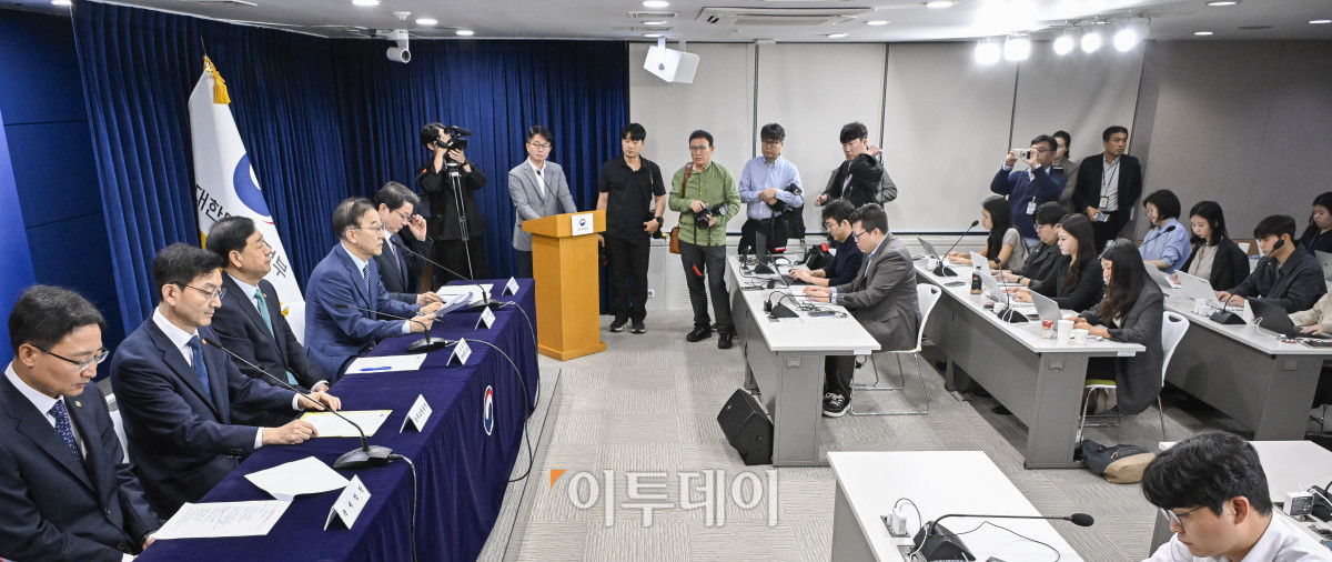 ▲김윤덕 국토교통부 장관이 15일 서울 종로구 정부서울청사에서 주택시장 안정화 대책 관계부처 합동 브리핑을 하고 있다. 조현호 기자 hyunho@