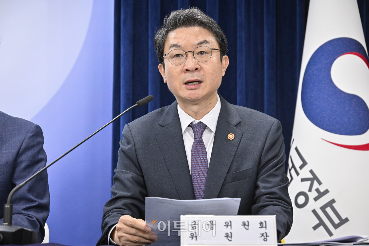 ▲이억원 금융위원회 위원장이 15일 서울 종로구 정부서울청사에서 주택시장 안정화 대책 관계부처 합동 브리핑을 하고 있다. 조현호 기자 hyunho@