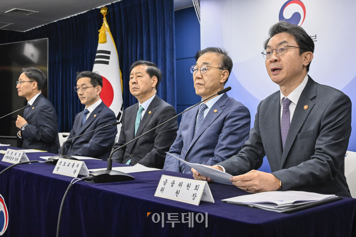 ▲이억원 금융위원회 위원장이 15일 서울 종로구 정부서울청사에서 주택시장 안정화 대책 관계부처 합동 브리핑을 하고 있다. 조현호 기자 hyunho@