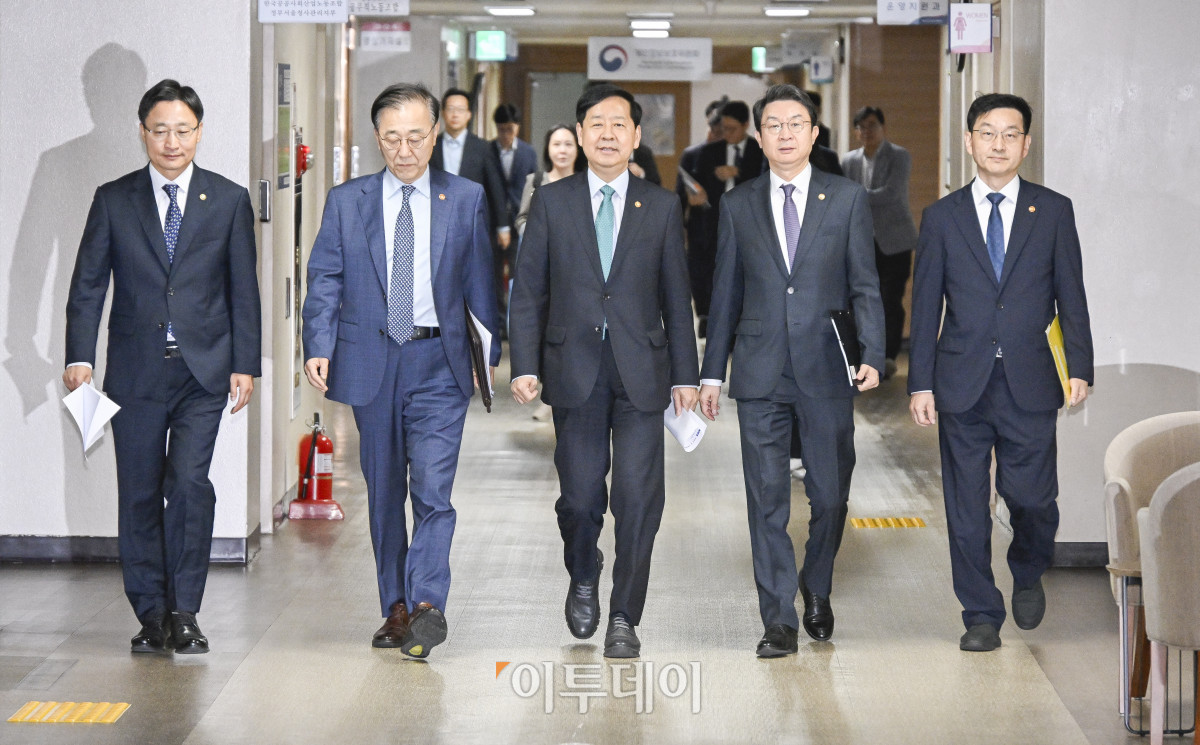 ▲구윤철 경제부총리 겸 기획재정부 장관과 김윤덕 국토교통부 장관 등 관계부처 장관들이 15일 서울 종로구 정부서울청사에서 주택시장 안정화 대책 관계부처 합동 브리핑을 위해 브리핑실로 들어서고 있다. 왼쪽부터 임광현 국세청장, 윤창렬 국무조정실장, 구 부총리, 김 장관, 이억원 금융위원회 위원장. 조현호 기자 hyunho@