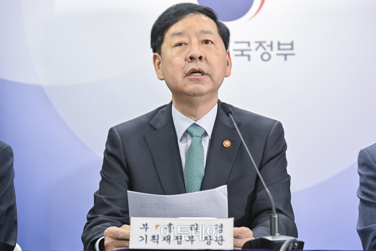 ▲구윤철 경제부총리 겸 기획재정부 장관이 15일 서울 종로구 정부서울청사에서 주택시장 안정화 대책 관계부처 합동 브리핑을 하고 있다. 조현호 기자 hyunho@