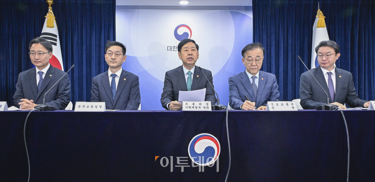 ▲구윤철 경제부총리 겸 기획재정부 장관이 15일 서울 종로구 정부서울청사에서 주택시장 안정화 대책 관계부처 합동 브리핑을 하고 있다. 조현호 기자 hyunho@